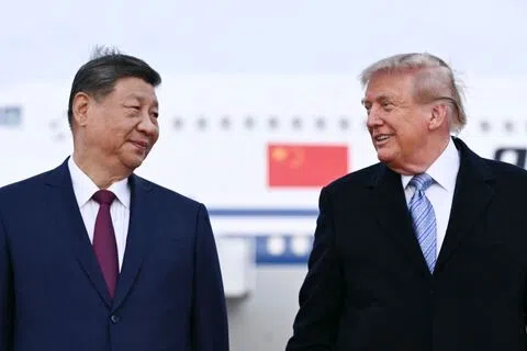特朗普亲为习近平接机 罕见高规格引发国内争议