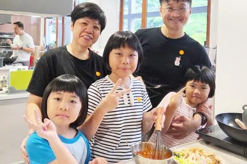 陈维樱和丈夫蔡松林周末会带三个女儿到公园走走、骑脚踏车，或参加民众俱乐部的课程。前排左起为小女儿敏恩、大女儿纯恩和二女儿恺恩。（受访者提供）