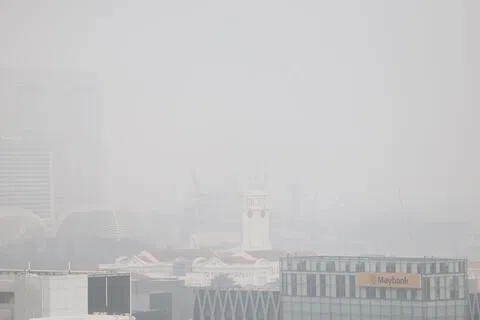 东部、南部、西部和北部的一小时PM2.5浓度分别为每立方米161微克、157微克、155微克和102微克。除了北部处于偏高等级，其余四区均处于高的等级。（唐家鸿摄）