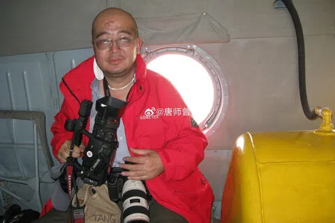 中国战地记者唐师曾逝世后，不少媒体人发文悼念，但舆论场也迅速出现分裂。（唐师曾微博）