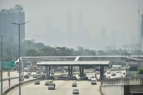 马来西亚近期再次饱受跨境烟霾困扰，政府因此重新研究制定应对跨境烟霾问题的专门法律。图为9月21日，吉隆坡被烟霾笼罩，天空灰蒙蒙一片。（法新社）