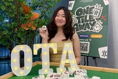 22岁的郑沂桓是麻将交友平台One Tile Away的联合创办人。她把麻将爱好变成牵线的契机，举办交友活动，让年轻人在麻将桌上认识彼此，寻找良缘。（受访者提供）