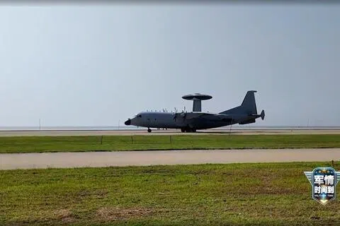 中国解放军一款新型无人机星期天（9月27日）飞赴南中国海黄岩岛周边空域，执行海空侦察任务。（央视视频截图）