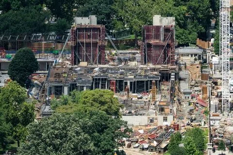 8月5日，美国华盛顿特区白宫新宴会厅扩建工程在施工。（彭博社）