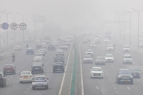 每逢冬季，因为低温和冷空气会将污染物锁在贴近地面的气层中，新德里的空气污染将会达到危险水平。图为2025年12月18日，新德里一条高速公路上的车流。（路透社档案照片）