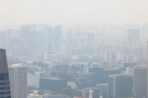 2026年8月24日下午1时51分，从滨海湾金融中心第三座眺望，烟霾笼罩新加坡市区，远处建筑物的能见度降低。（档案照片）