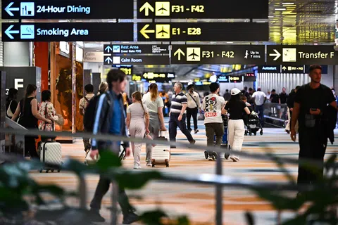 联合国旅游组织星期四（9月17日）发布的报告，将2026年全球国际游客人数增长预期下调至1%至2%，并指出受中东冲突直接影响，今年上半年，中东地区国际游客人数同比下降22%。新加坡樟宜机场第二搭客大厦的中转区。（示意图/档案照片）