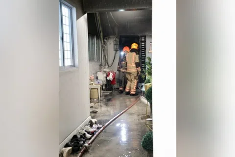 单位外的走廊已被熏黑。（曾美玲摄）