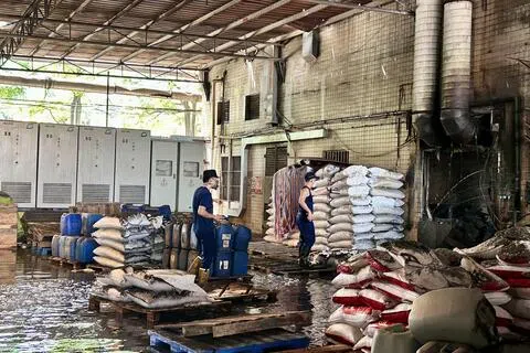 中国广东省佛山市顺德区的一家纺织公司厂区星期天（9月20日）下午发生火灾事故，造成八死一伤。现场搜救已结束，事故原因正在调查中。图为工作人员星期一（9月21日）在发生事故的厂区勘察。（新华社）