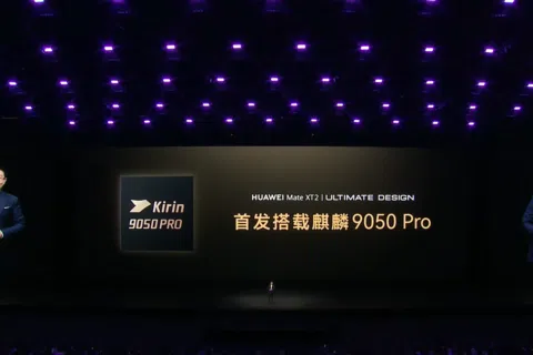 中国科技巨头华为星期一（9月7日）在广州发布全新三折叠旗舰手机Mate XT 2，搭载最新的麒麟9050 Pro晶片。这也是继2020年10月华为Mate40全球发布会之后，华为时隔六年在旗舰发布会上推出全新高性能晶片。图为华为常务董事、终端BG董事长余承东在发布会上介绍麒麟9050 Pro晶片。（华为Youtube频道视频截图）