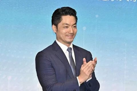 寻求连任的国民党籍现任台北市长蒋万安，星期四接受网络媒体专访时坦言，对手与执政的民进党对他进行全面夹击，是他从政以来面对最激烈的一次选战。图为蒋万安2025年5月16日出席2025年台北国际城市论坛，并上台致词。（自由时报）