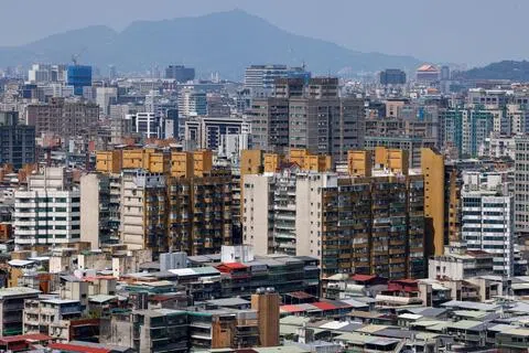 美国一项调查显示，中国大陆民众整体偏好通过文化交流、经贸往来和官方谈判等和平方式改善两岸关系；但若台湾正式宣布独立，多数受访者支持采取有限军事行动。图为位于台北的居民和商业大楼，摄于9月22日。（路透社）