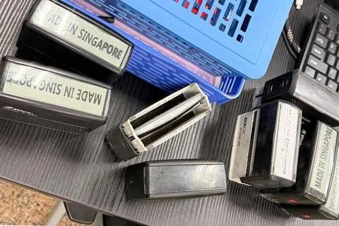 不法分子用印章，在床垫包装的外侧印上“新加坡制造”的字样。（新加坡关税局提供）