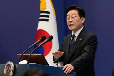 李在明说，韩国政府会从力所能及的事情着手，让朝鲜半岛重新焕发和平气息。图为李在明星期五（9月18日）在首尔总统府面见媒体。（法新社）