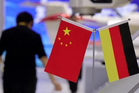 中国外交部长王毅星期一（9月21日）在与德国外长瓦德富尔通话时说，中欧是全面战略伙伴，不应打贸易战。图为2025年11月5日，中国上海第八届中国国际进口博览会现场的中德国旗。（路透社档案照片）
