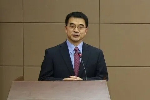 中国外交部翻译司司长周景兴上星期六（9月5日）履新中国驻挪威大使。图为时任中国外交部翻译司副司长的周景兴2019年11月在中国外交学院举行的首届全国外交口译大赛上致辞。（中国外交学院官网）