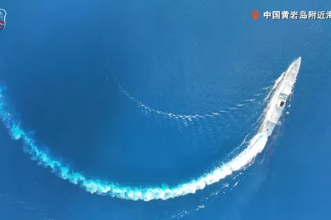 中国解放军南部战区星期三（9月2日）组织海空兵力，在黄岩岛（菲律宾称斯卡伯勒浅滩）周边海空域开展常态化战备警巡。（南部战区视频截图）