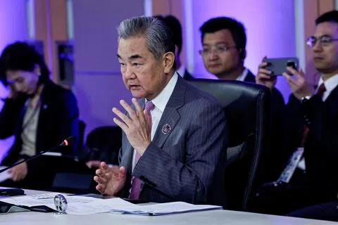 韩国外交部星期二（8月18日）通报，中国外交部长王毅将于星期三至星期四（8月19日至20日）访问韩国。图为王毅7月22日出席在菲律宾首都马尼拉举行的中国-亚细安外长会并发表讲话。（路透社）