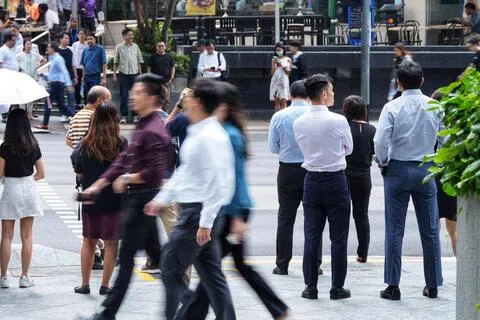 截至今年6月，我国总人口年比增长率为1.6%，增幅主要来自非居民，尤其是支持我国增建组屋和交通设施，以及建造樟宜机场第五搭客大厦、扩建滨海湾金沙等重点项目的建筑业工作准证持有者。（档案照片）