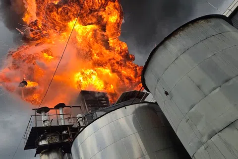 韩国忠清南道天安市一家油漆原料生产厂8月28日发生火灾，现场火焰和浓烟冲天。（韩国忠清南道消防本部）