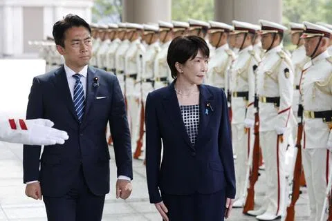 9月2日，日本首相高市早苗（右）与国防部长小泉进次郎在国防部与自卫队高级指挥官举行会议前检阅仪仗队。日本政府一些部门在2027财年申请更多预算，用于应对假信息和认知战。（彭博社）