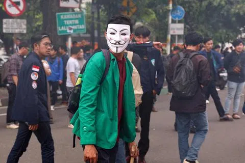 2月7日，印度尼西亚雅加达一名大学生戴着面具，抗议印尼即将卸任的总统佐科干涉2月14日的选举。（路透社）
