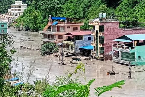 尼泊尔喜马拉雅山脉地区星期三（8月26日）突发大规模洪水，多地村庄和道路被冲毁。当天用手机拍摄的照片显示，尼泊尔的盖尔迟（Galchhi）多栋房屋被淹。（路透社）