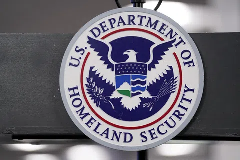 美国特朗普政府拟取消允许部分外籍劳工在失业后继续留美60天的宽限期。美国国土安全部星期四（9月10日）公布这项拟议规定，并展开为期两个月的公众咨询。（路透社）