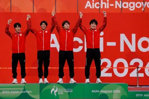 张本智和（右一）领衔的日本乒乓男团在决赛中以3比2击败已是八连冠的中国，时隔60年再夺亚运金牌，是日本本届主场破纪录的高光时刻。（路透社）