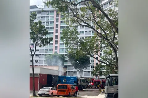 消防员在灭火一小时后，垃圾车依旧在冒烟。（受访者提供）