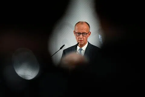 德国总理默茨10月1日在德国西部明斯特历史市政厅发表讲话。（法新社）