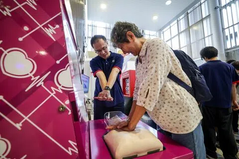 宏茂桥社区应变能力日启动“心脏英雄（Heart Heroes）”计划，希望通过心肺复苏术与自动体外除颤器培训，在邻里筑起紧密的生命安全防护网。（叶振忠摄）