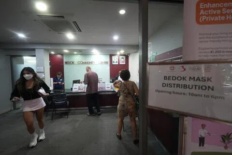 国家环境局星期三下午发布每日烟霾报告时指出，符合条件者每人可领取两片N95口罩，也可由亲友代领。领取地点包括民众俱乐部，以及设在指定公共交通枢纽、社会服务中心和人民协会场所的口罩自助领取机。图为勿洛民众俱乐部领取点。（谢智扬摄）