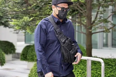 被告莫哈默夏非星期一（10月5日）被判坐牢12年9个月和终身吊牌。他的亲属陪同他到国家法院，在他被带往监狱服刑前，隔着被告栏与他道别。（海峡时报）