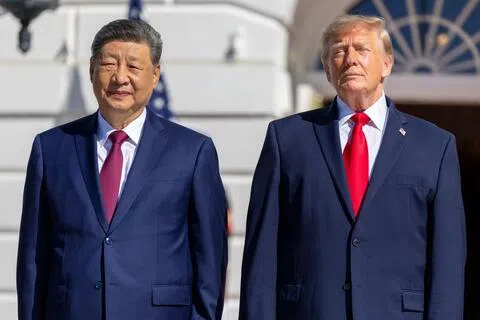 习近平9月23日至25日到美国进行国事访问，特朗普和夫人梅拉尼娅亲自到安德鲁斯联合基地迎接习近平和夫人彭丽媛。（彭博社）