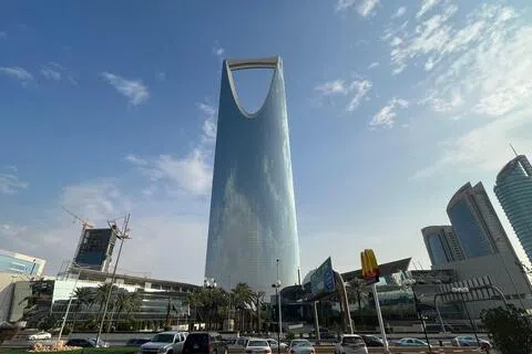 沙特首都利雅得的著名地标王国大厦（Kingdom Centre）星期天（10月18日）起强制租户居家办公，直至另行通知。大楼租户包括金融服务巨头美林证券（Merrill Lynch）、管理咨询公司麦肯锡（McKinsey）及国际货币基金组织（IMF）。（法新社）
