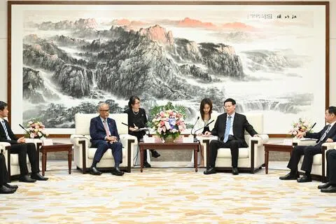 我国社会及家庭发展部长、 新加坡—辽宁经贸理事会新方联合主席马善高（左二）星期二（8月11日）在位于沈阳的辽宁友谊宾馆友谊宫与中共辽宁省委书记许昆林（右二）会面。我国总理公署高级政务部长陈国明（左一）和辽宁省长王新伟（右一）参与会见。（企发局提供）