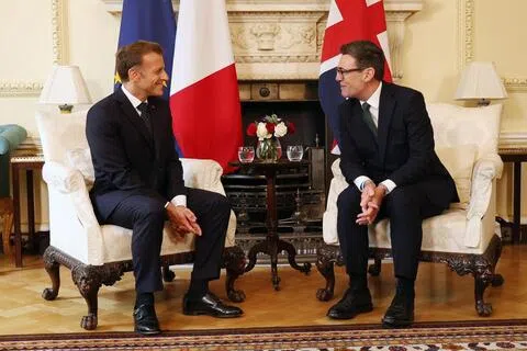 法国总统马克龙9月3日到唐宁街10号与英国首相伯纳姆举行会谈。（彭博社）