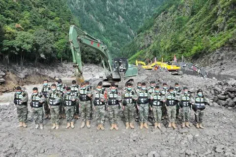 西藏吉隆星期二（9月1日）为发生在中尼边境的泥石流遇难者举行哀悼活动。图为武警第二机动总队某支队官兵在救援现场默哀。（新华社）