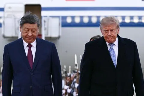 美国总统特朗普（右）星期三亲自到安德鲁斯联合基地，迎接中国国家主席习近平来访。美国主流媒体大多只做即时文字报道和附上照片，没有直播画面。电视新闻也仅简短报道习近平抵步，没有播出影像。（法新社）