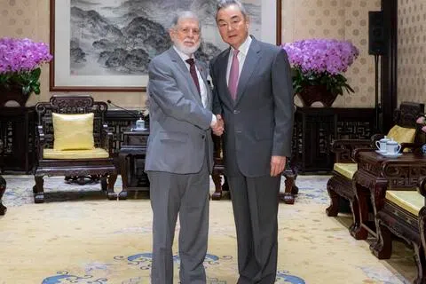 中共政治局委员、中央外办主任王毅（右）星期三（9月16日）在北京会见巴西总统首席特别顾问阿莫林。（新华社）