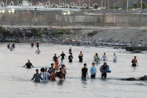 7月30日及31日，大量非法移民越海进入西班牙位于北非的飞地休达，其中一些人溺水身亡。（路透社）