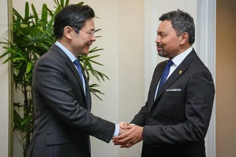 正在我国访问的文莱王储比拉赫（右）星期二会见了黄循财总理（左）。两人一同主持第12届新加坡—文莱青年领袖计划活动。（取自黄总理脸书）