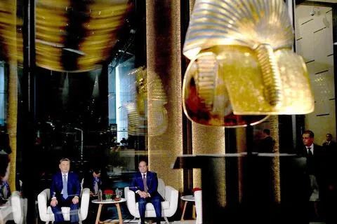 中国国家主席习近平（左）9月2日和埃及总统塞西（右）在吉萨大埃及博物馆参观埃及法老图坦卡蒙的黄金面具。（路透社）