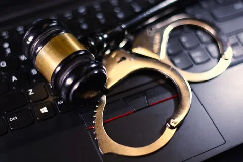 美国司法部星期二（10月13日）说，破获一个涉嫌利用虚假身份，让朝鲜人在美国企业从事远程资讯科技工作非法牟利的计划，两人遭逮捕，并查扣超过180台电脑。（示意图）