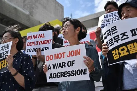 韩国民众星期三（9月9日）在首尔举行示威集会，抗议向霍尔木兹海峡派兵。一些示威者举着反战口号，敦促政府“不要参与侵略战争”。（法新社）