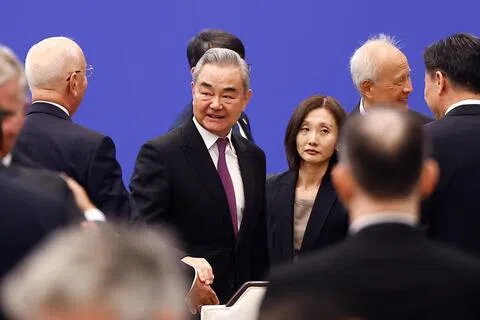 中国外交部长王毅（中）星期五（10月23日）在河北雄安新区，出席2026全球治理论坛（雄安）开幕式。（路透社）