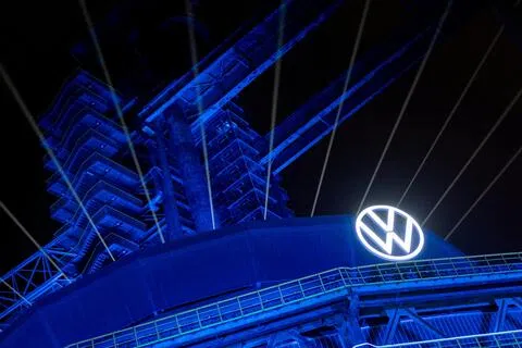 4月8日，在中国北京首钢公园举行的公司活动中，大众汽车的标志出现在一座高炉上。（路透社）