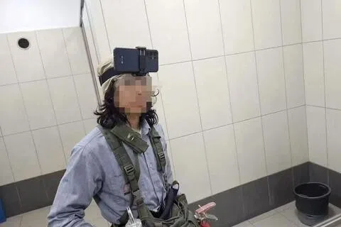 一名16岁男学生星期三（10月21日）携带利器到校，并将手机固定在额头上，通过社媒直播袭击过程。（取自社媒）