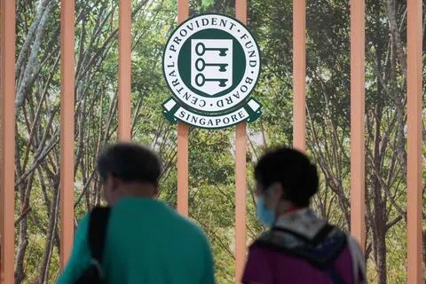 公积金户头已被关闭的非居民，若人在新加坡，可到公积金局服务中心申请提回存款。（档案照片）